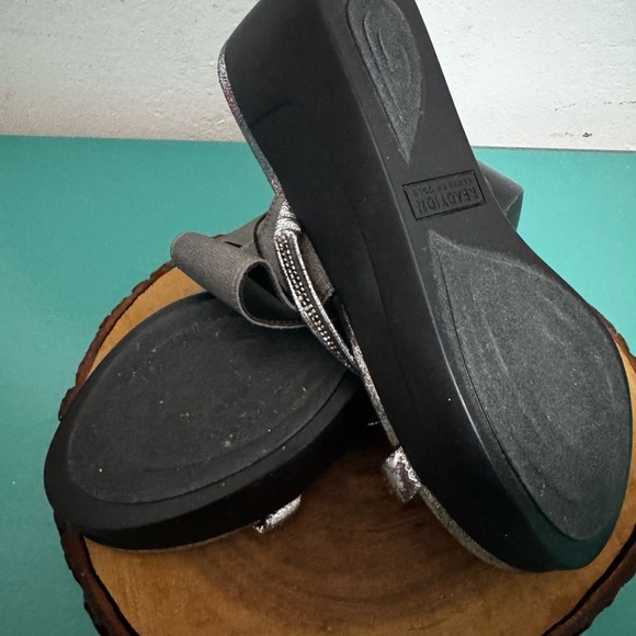 Kenneth Cole Reaction Women's Silver Sandals - Picture 3 of 3